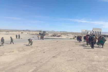 Turistas chilenos: “Golpearon a personas y nos tiraron dinamita” en carretera bloqueada