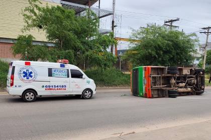 Micro de la línea 132 termina volcado con pasajeros a bordo