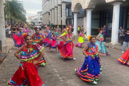 Ballets infantiles abren la cuarta y última precarnavalera cruceña