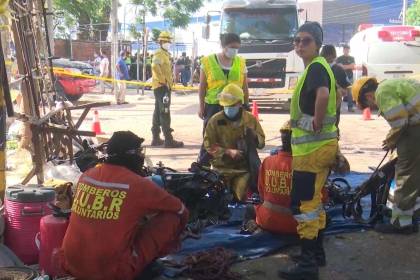 El otro lado del siniestro: La solidaridad de los cruceños que llevan agua y alimentos a los bomberos que luchan en Barrio Lindo