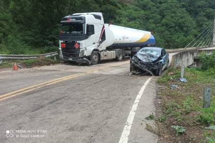 Identifican a las dos personas que fallecieron en choque frontal de auto y una cisterna