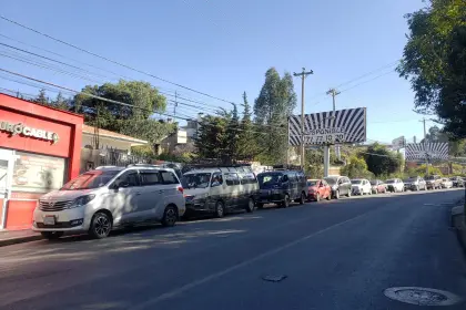 Las extensas filas por combustible persisten en surtidores de las ciudades del eje central del país