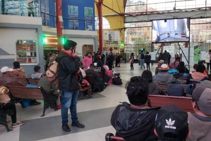 A poco del retorno a clases, hay alta demanda de viajes en medio de la falta de diésel y reclamos por precios del pasaje