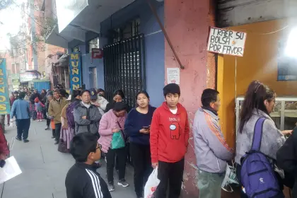 “En las tiendas no hay pan”, extensas filas por el alimento se registran en La Paz