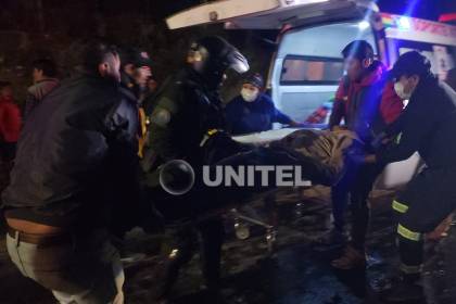 La tragedia en la autopista de La Paz sucedió cerca de la “curva del diablo”; hay cuatro muertos, el minibús fue aplastado 