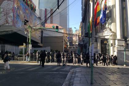 Gobierno y mineros cooperativistas sostienen diálogo mientras sus bases se enfrentan con la Policía