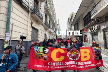 Marchas de al menos tres sectores cercan la plaza Murillo; la Policía refuerza la seguridad y evacúan las oficinas públicas