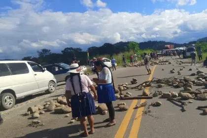 Evistas bloquean la ruta nueva Cochabamba - Santa Cruz en protesta por las aprehensiones y gasificación en La Paz 