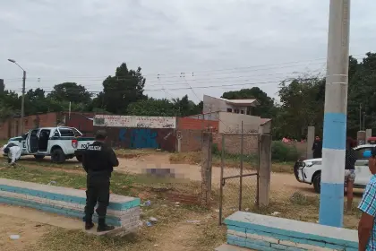 Video: Acusado de matar a un hombre recibe una tremenda golpiza cuando era trasladado a una patrulla policial