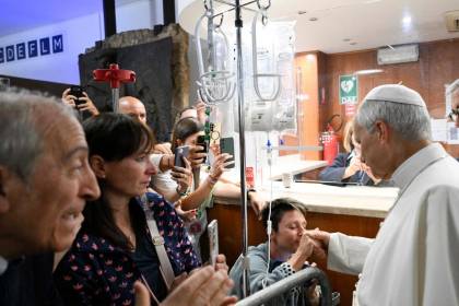 El papa León XIV abandona el hospital Gemelli de Roma tras la operación por un cáncer