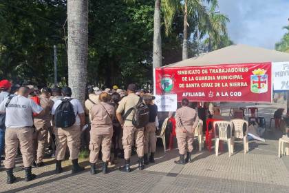 Protesta de empresas constructoras coincide con la de gendarmes en contra de la Alcaldía de Santa Cruz de la Sierra