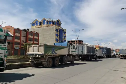 Extensas filas por diésel se registran este domingo en algunos surtidores de El Alto 