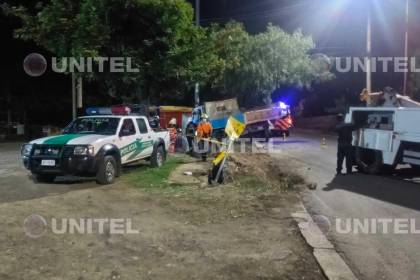 Accidente en Cochabamba: chofer de camión muere al chocar contra un poste