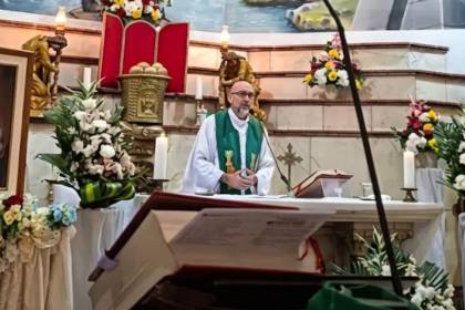 Tragedia en la misa: Una enorme cruz de madera cayó sobre un sacerdote y le causó la muerte