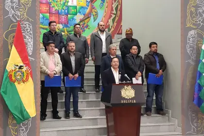Tras dos semanas con filas por combustibles, Arce dice que “desde el 26 de mayo regularizará al 100% el abastecimiento”