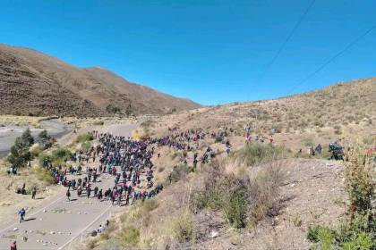 “No hay comida ni agua”, denuncian choferes varados por bloqueos en la frontera con Perú