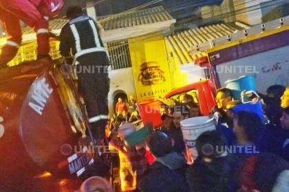 Incendio en Sopocachi: Vecinos forman una cadena humana para recargar cisterna usando baldes