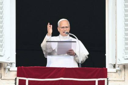 “Les agradezco a los que rezaron por mí”: El papa saluda a la multitud en el Vaticano después de su operación de cáncer