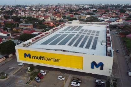 Multicenter se ilumina con 500 paneles solares e impulsa su transición energética