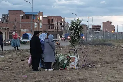 A una semana del accidente aéreo, 24 heridos permanecen hospitalizados y familiares dejan flores por los fallecidos