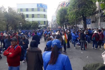 Tras los golpes entre arcistas y evistas, la COB instala vigilia en la plaza Murillo exigiendo a la ALP aprobar créditos