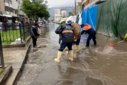 Calles y desniveles quedaron bajo el agua tras lluvias en la ciudad de Cochabamba 