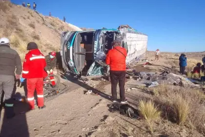 Tragedia en carretera: Bus vuelca y deja cinco muertos y 16 heridos
