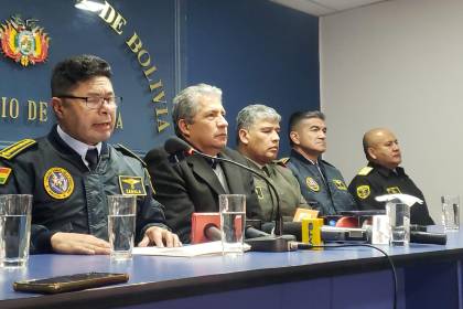 Alto Mando Militar niega división de las Fuerzas Armadas y dice que hará respetar la Constitución