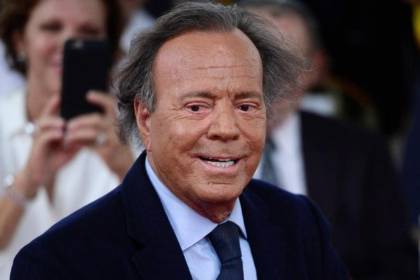 Julio Iglesias se querellará contra vicepresidenta española por injurias y calumnias que lo acusó de presuntos abusos sexuales