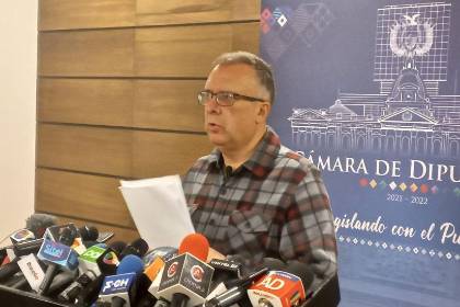 Para cambiar el modelo económico y eliminar la elección judicial, Alarcón presenta proyecto para reforma parcial de la CPE