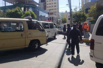 Siguen las largas filas en surtidores por combustible en el eje central; en La Paz hay tensión entre choferes