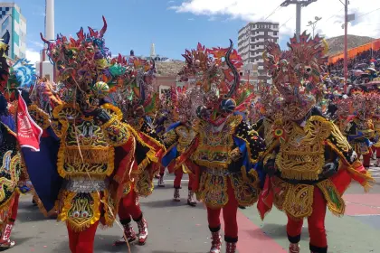 Oruro sigue maravillando al mundo: Las danzas bolivianas brillan en el Domingo de Carnaval