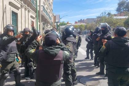 Policía y FFAA refuerzan el anillo de seguridad en plaza Murillo ante las marchas; evacúan el Legislativo y el Ministerio de Trabajo