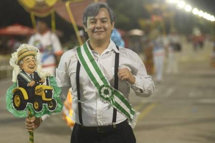 Ballet dedica su presentación a Percy Fernández en el Corso Cruceño con un emotivo homenaje 