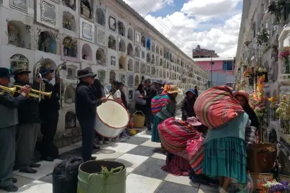 Todos Santos: Familias despiden a las “almitas” con música, oraciones y tradición