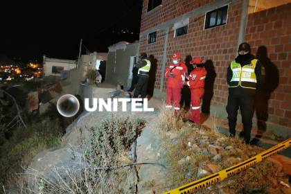 Se escuchó un ruido y todo se vino abajo: talud provoca derrumbe de al menos cuatro casas y evacúan familias en La Paz
