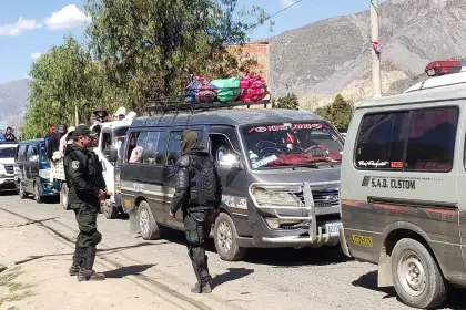 “Estábamos secuestrados”, dice vecina tras operativo que desbloqueo la vía hacia Río Abajo en La Paz