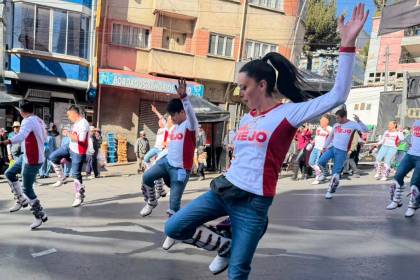 El centro paceño vibra al ritmo de la preentrada del Gran Poder 2026