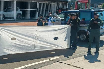 Identifican al acribillado en la avenida Mutualista y hallan más de 10 casquillos en el lugar