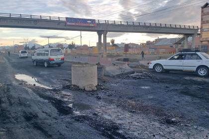 Sin enfrentamientos, maquinaria va despejando la vía La Paz – Oruro y no hay presencia de bloqueadores