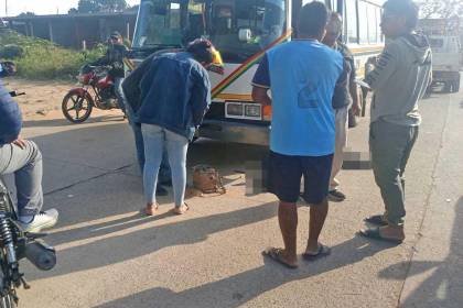Mujer muere tras ser atropellada por un vehículo cuando cruzaba la calle para subir a un micro 