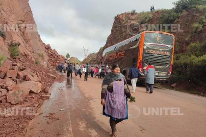 ABC comunica restricción vehicular por derrumbe de “rocas de magnitud” en la carretera Cochabamba-Oruro 