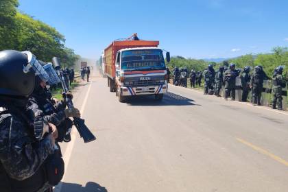 Policías y civiles liberan Mairana y comienzan a circular vehículos tras ocho días de bloqueos en esta zona