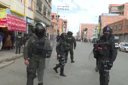 Reportan 28 arrestados tras enfrentamientos entre choferes y policías en El Alto 