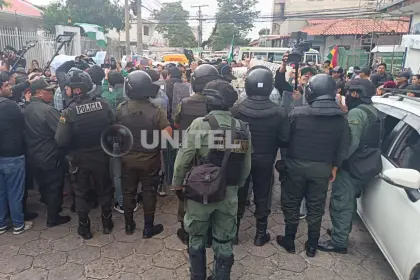 Una marcha busca llegar hasta el TED de Santa Cruz, donde sesionan vocales que darán a conocer la lista de candidatos habilitados