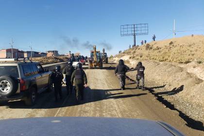 “Pese a que estamos con banderas blancas, hay intransigencia”, denuncia la Policía durante operativo de desbloqueo