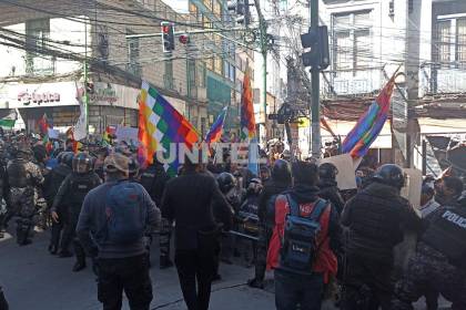 Policía gasifica a la marcha evista que intenta llegar a la plaza Murillo