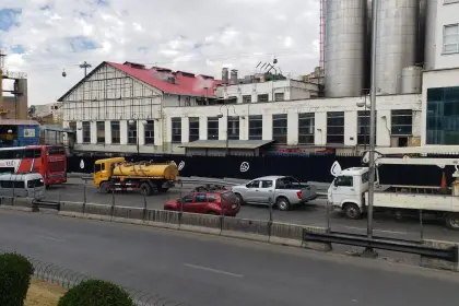 Choferes analizan paro nacional ante las filas por combustibles; transporte de La Paz urge un ampliado nacional