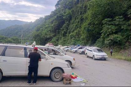 La Paz: persiste bloqueo en el ingreso a Caranavi por la gasolina y el estado de las carreteras