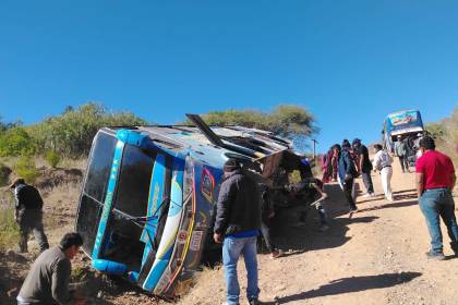 Vuelca un bus con pasajeros por esquivar bloqueos para llegar a Cochabamba